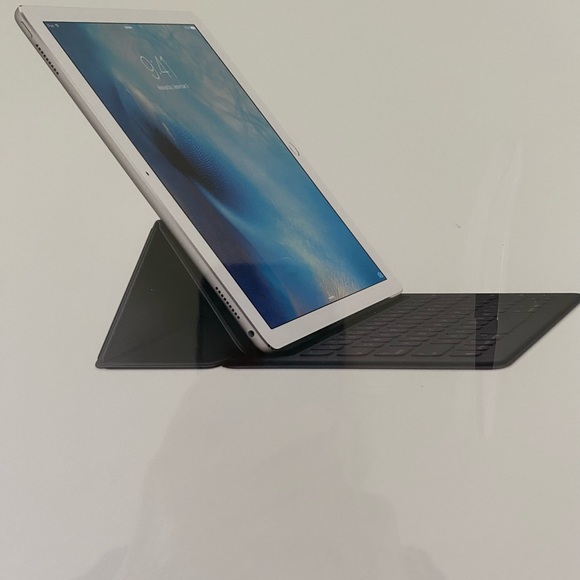 NWOT IPad Pro Smart Keyboard - Sealed in Original Packaging. Never Used. - Picture 2 of 7